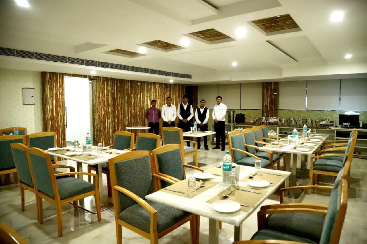 Country Inn Hotels & Resorts Vrindāvan エクステリア 写真