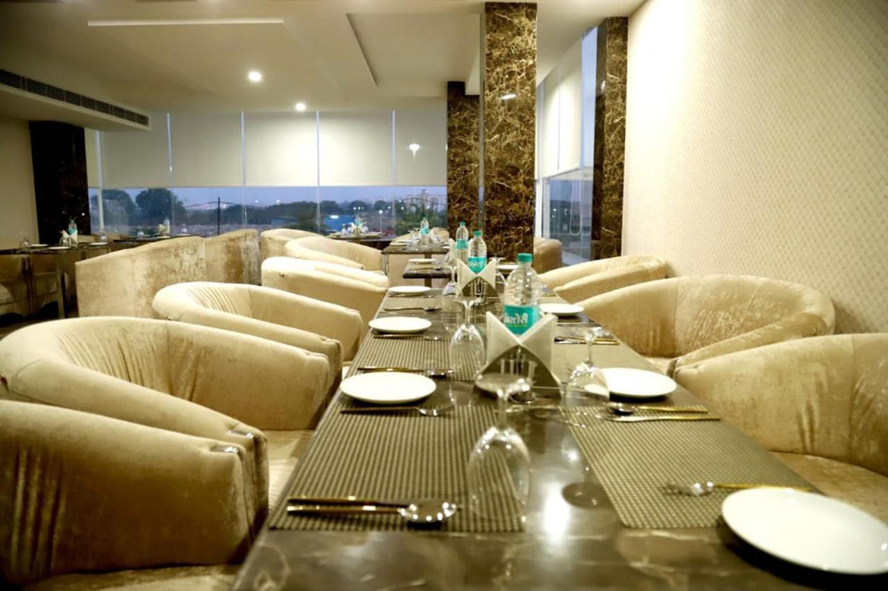 Country Inn Hotels & Resorts Vrindāvan エクステリア 写真