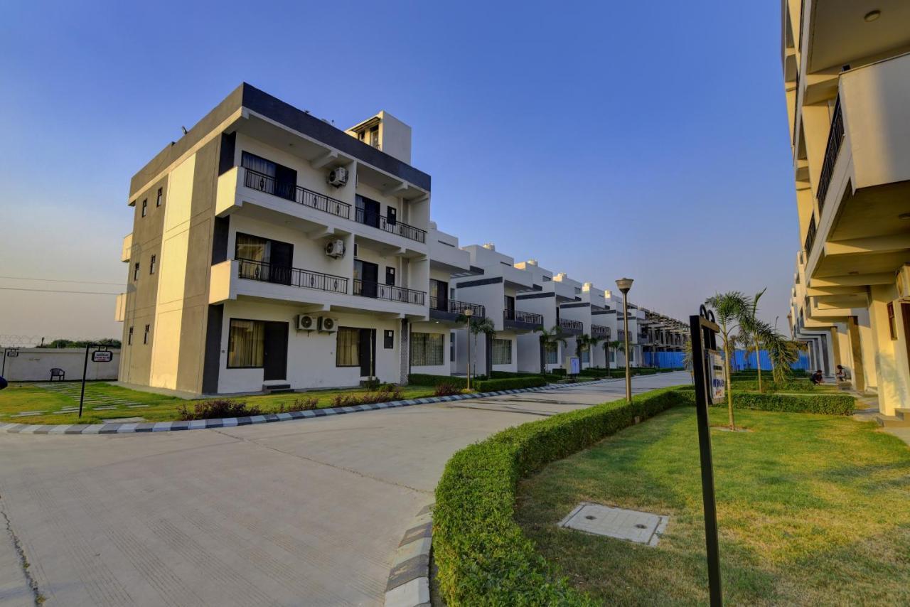 Country Inn Hotels & Resorts Vrindāvan エクステリア 写真