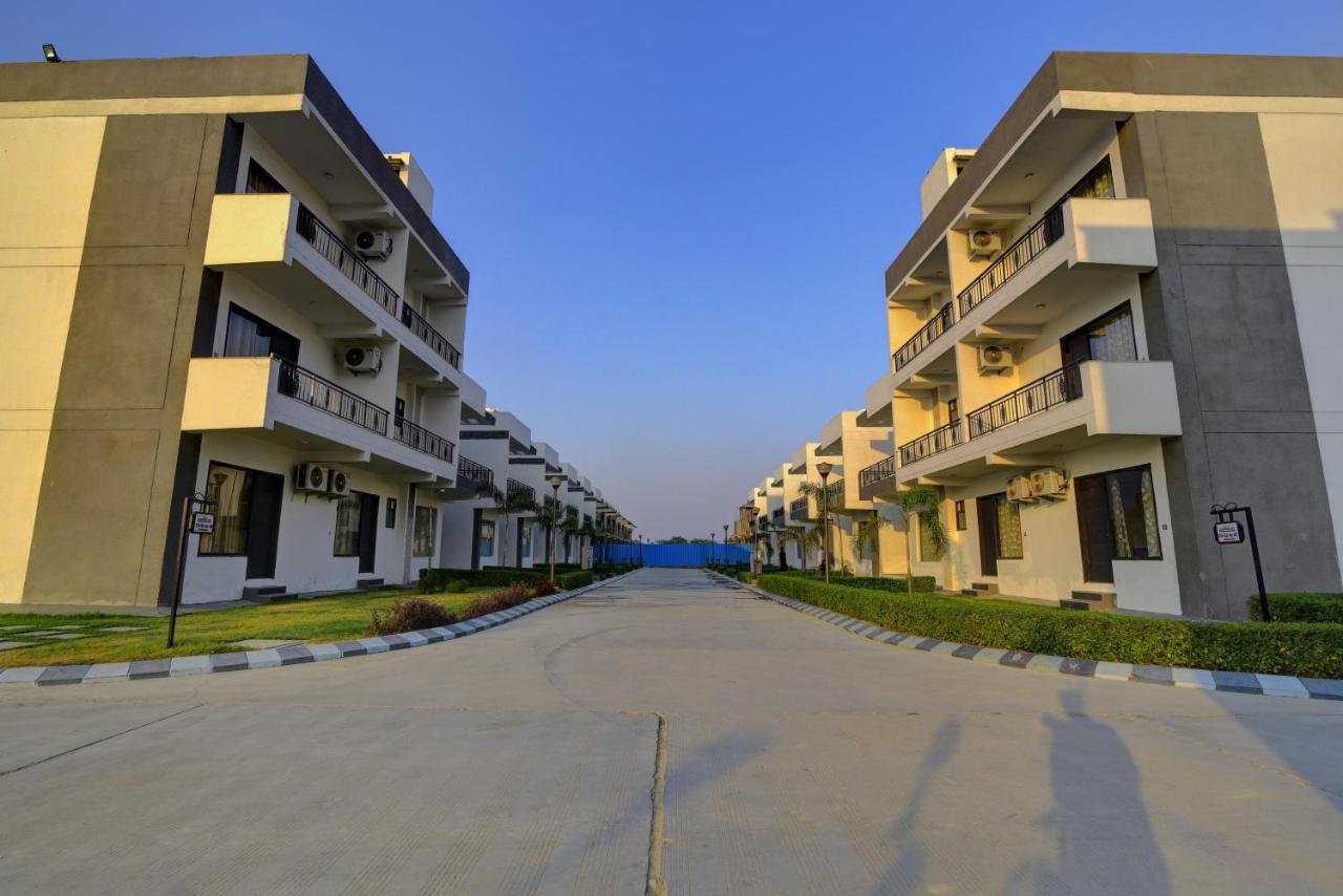 Country Inn Hotels & Resorts Vrindāvan エクステリア 写真