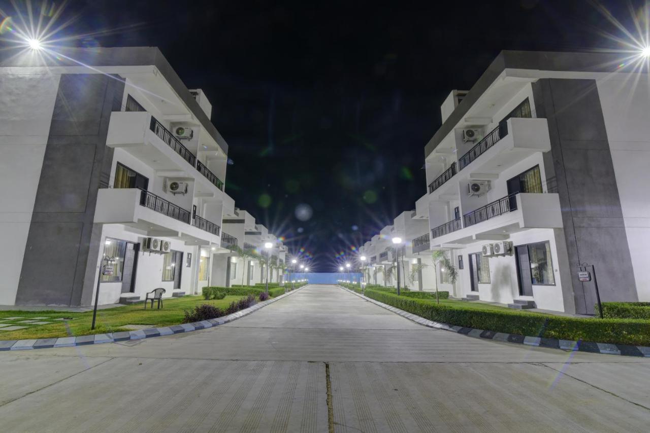Country Inn Hotels & Resorts Vrindāvan エクステリア 写真