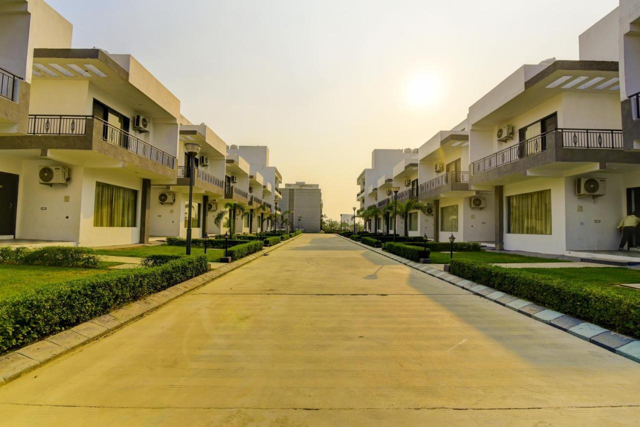 Country Inn Hotels & Resorts Vrindāvan エクステリア 写真